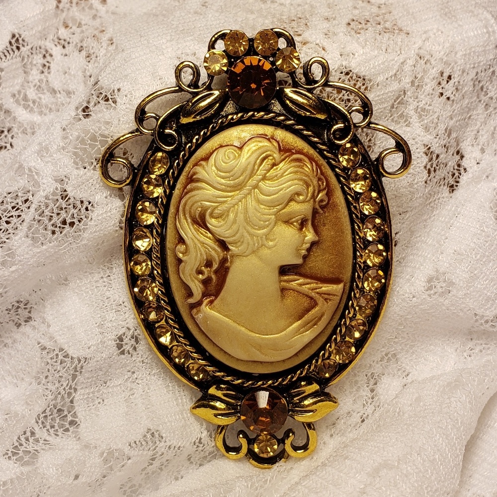 Amber colored lady cameo Brooch with gemstones